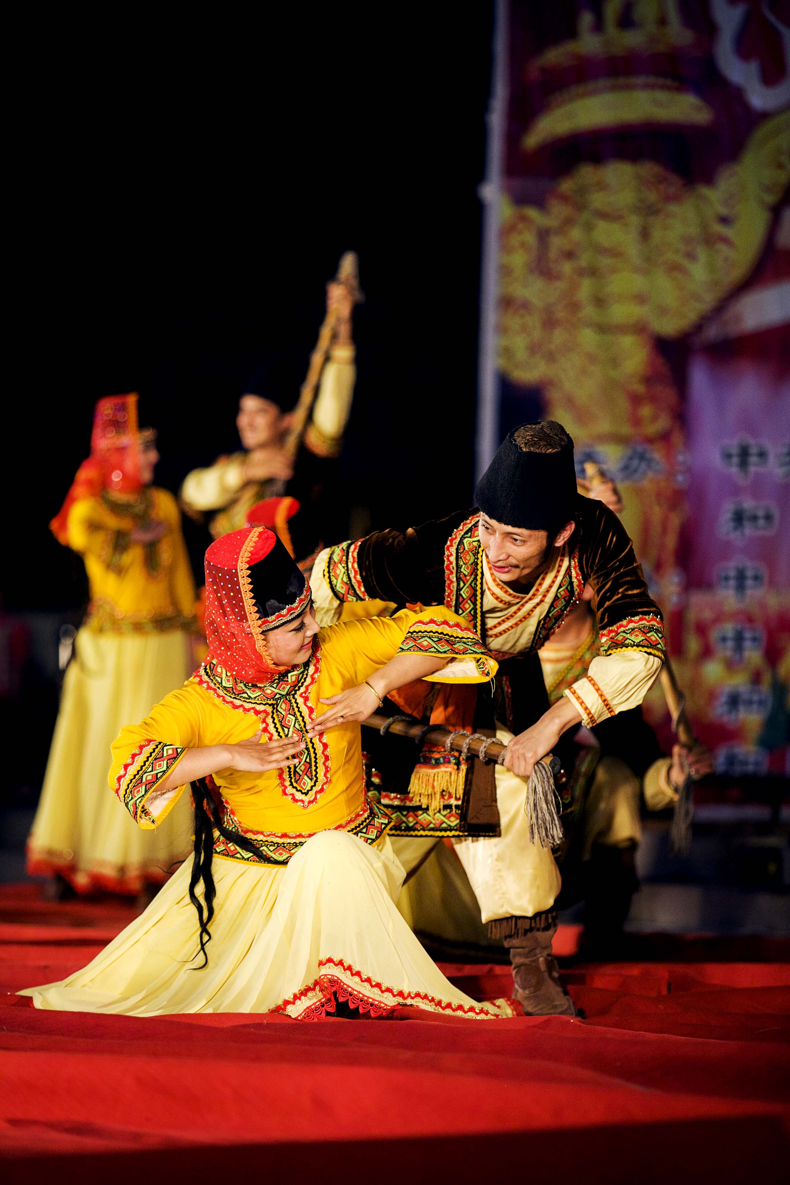 维族舞蹈服装牌子哪个好 维舞尔族舞蹈服装 表演怎么样
