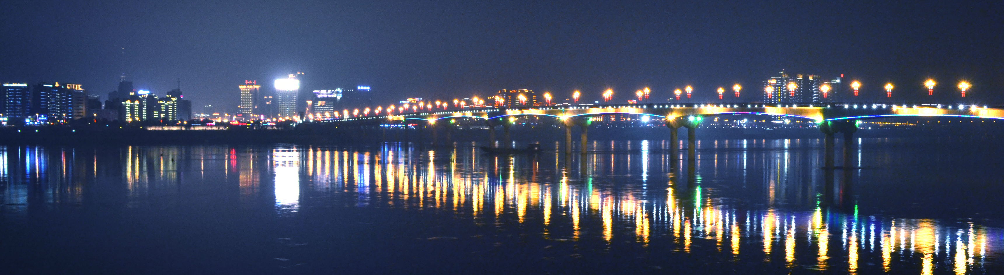 夜幕降临、灯火阑珊的米易是如此美丽而震撼，一桥横跨安宁河