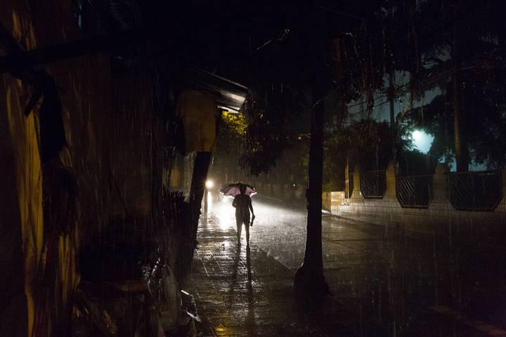 【雨夜送伞的母亲摄影图片】白云山云山小学附