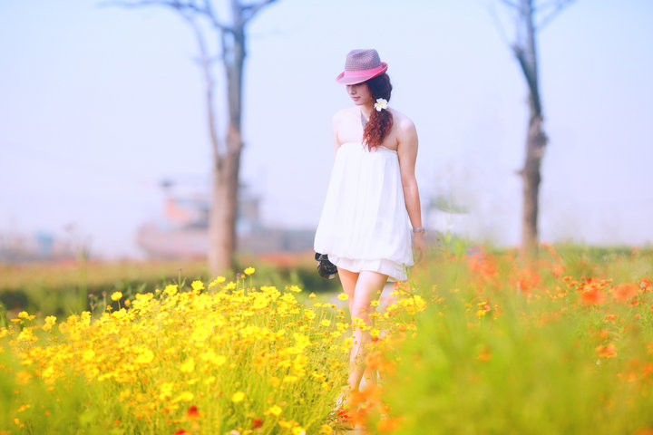 【初夏,那个戴草帽的姑娘摄影图片】幕燕滨江