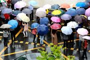 城市表情:五颜六色的雨伞为莘莘学子遮雨