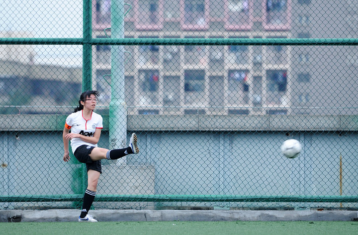 【一场女子足球赛摄影图片】深圳大学纪实摄影