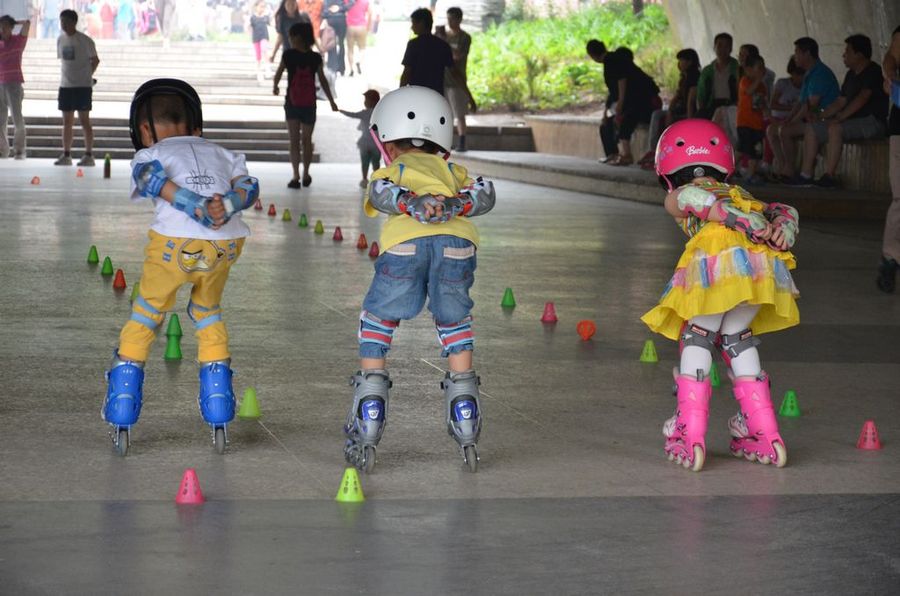 【学轮滑的孩子摄影图片】运河公园人像摄影