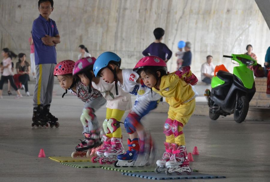 【学轮滑的孩子摄影图片】运河公园纪实摄影