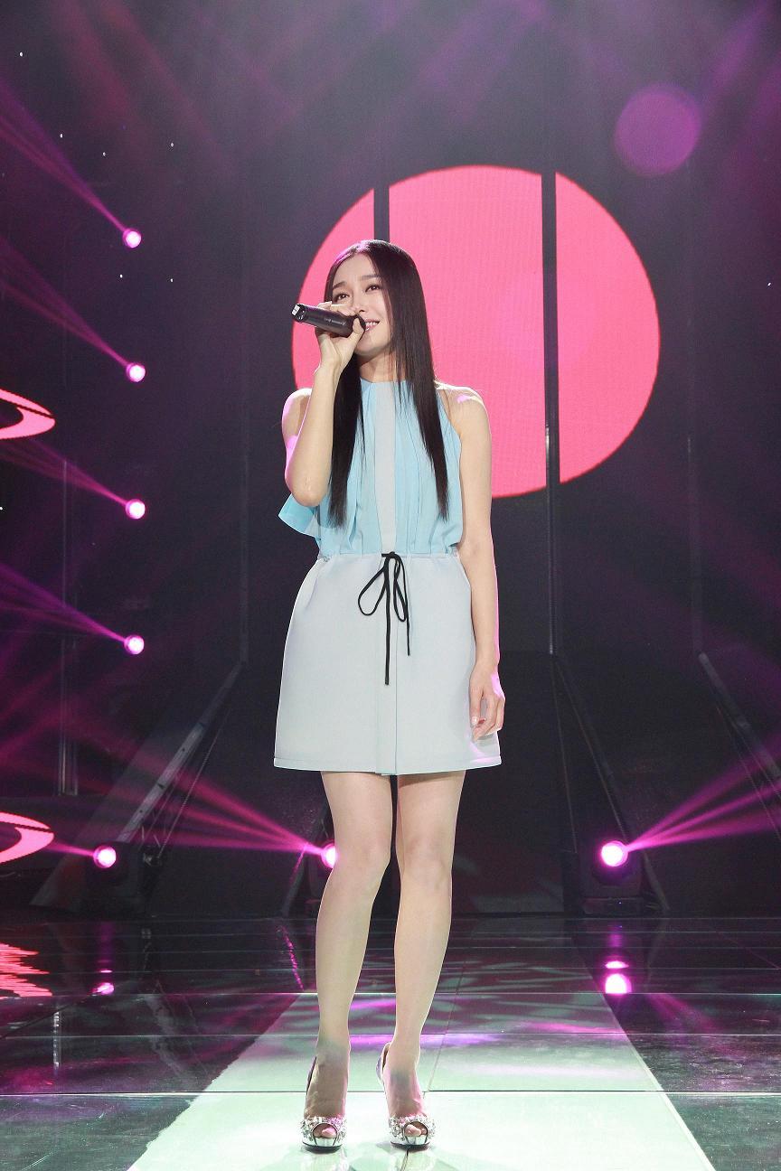 【演艺翘楚观秦岚,一肩之隔唱风骚-音乐现场