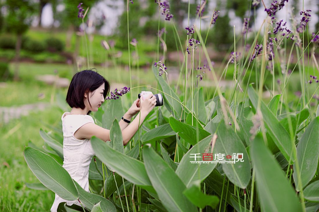 小清新美女绿草丛中倾心写生 一>