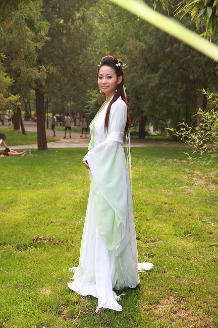 ev 2013年7月7日,去往北京市陶然亭公园,拍摄美女王艺彤,她古装引人