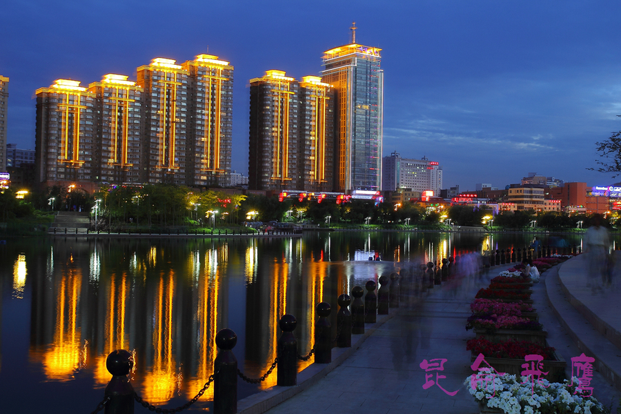 【南湖夜景*美丽的乌鲁木齐摄影图片】乌鲁木