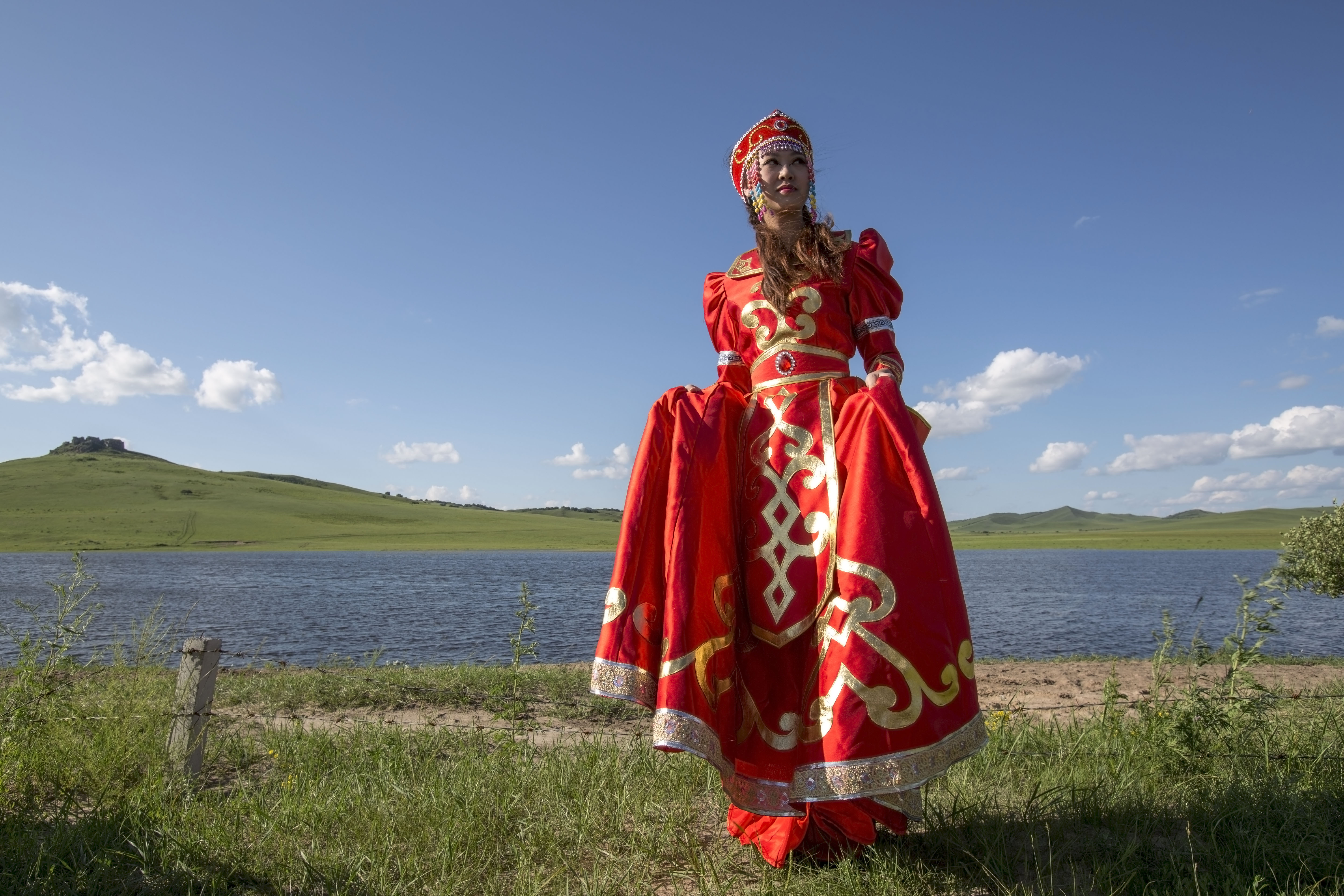 【蒙古族女孩摄影图片】乌兰布统草原人像摄影_博爱