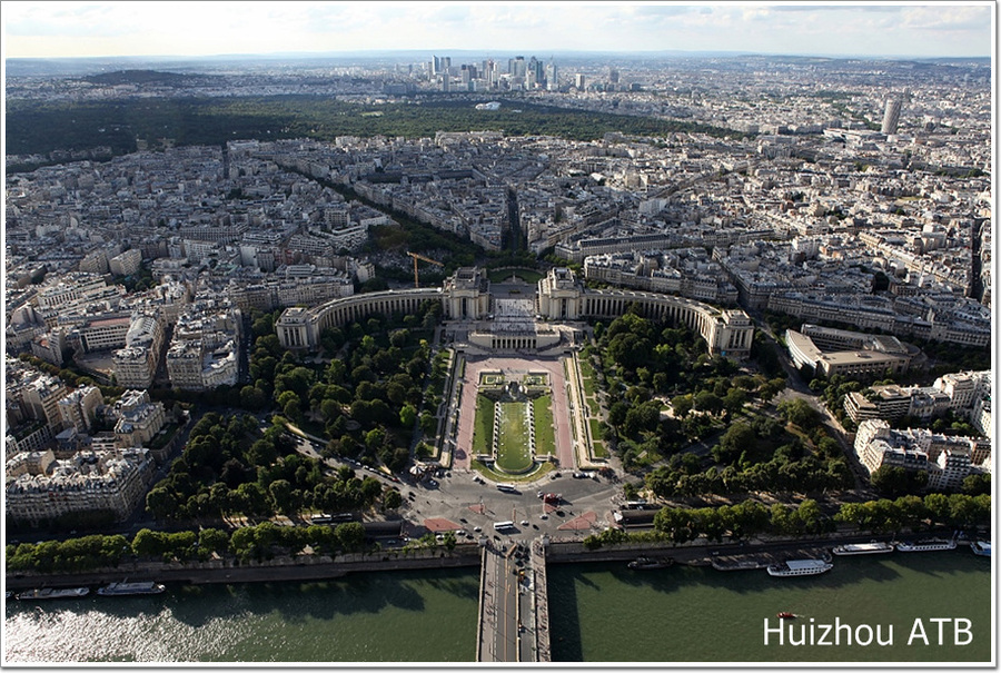 埃菲尔铁塔鸟瞰巴黎