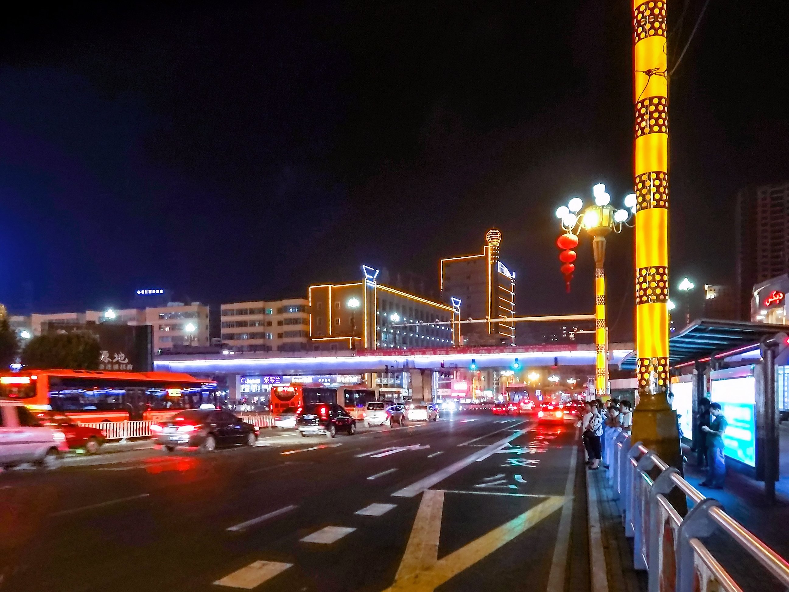 乌鲁木齐市友好路上的夜景