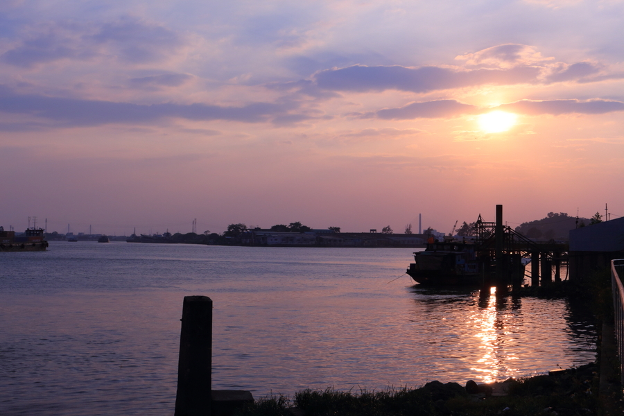 台风天兔来前的德胜河夕阳