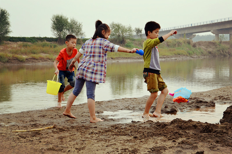 【在路上-快乐童年摄影图片】沁河滩人像摄影_太平洋