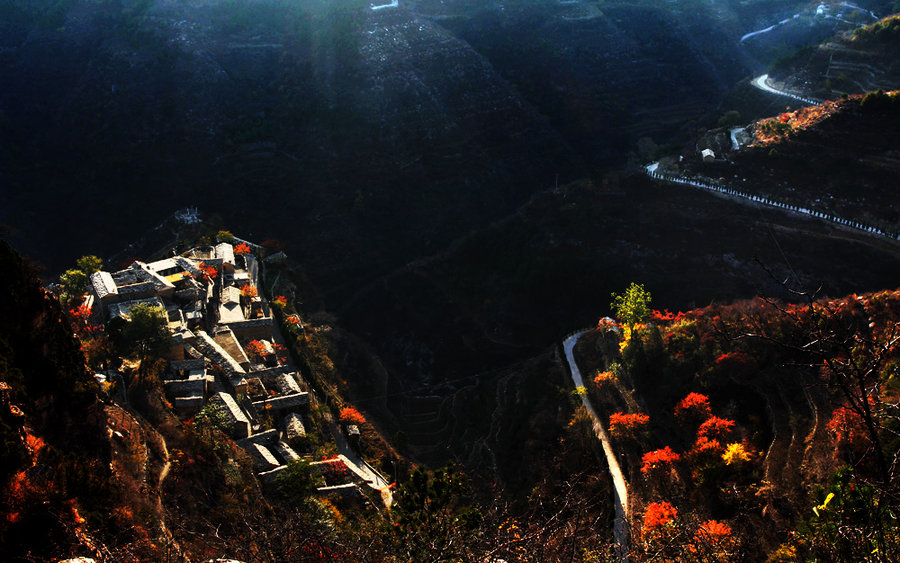 走太行天路游下石壕村