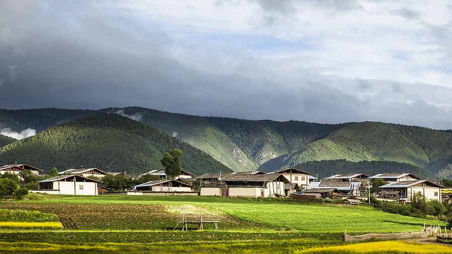 【走在乡间的小路上摄影图片】川滇藏风光摄影