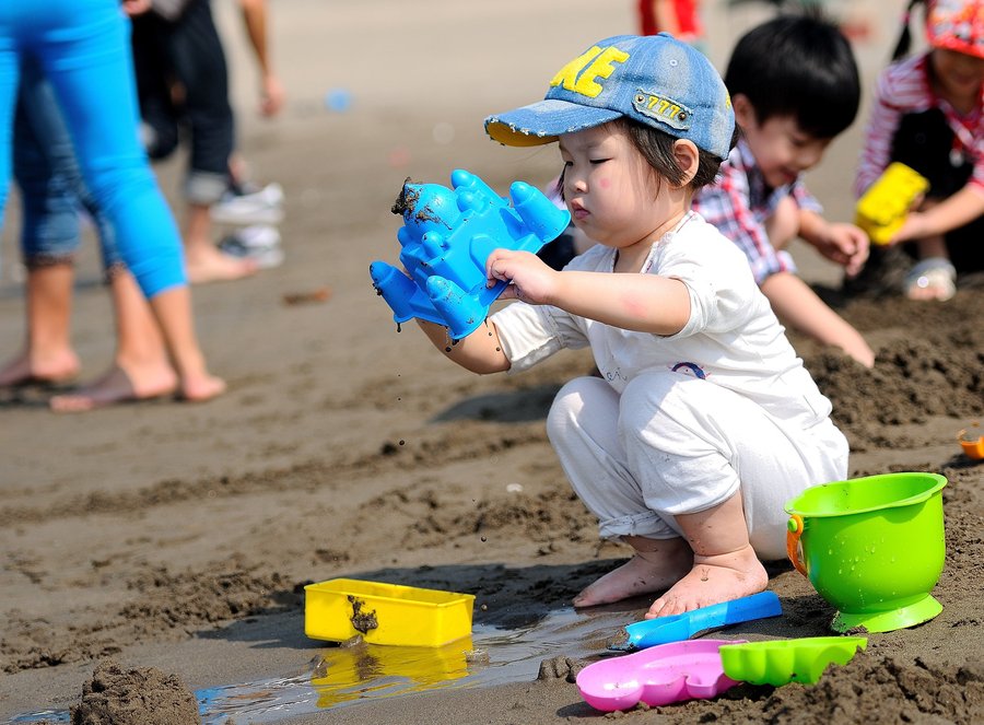 【玩沙的女童摄影图片】江边沙滩人像摄影