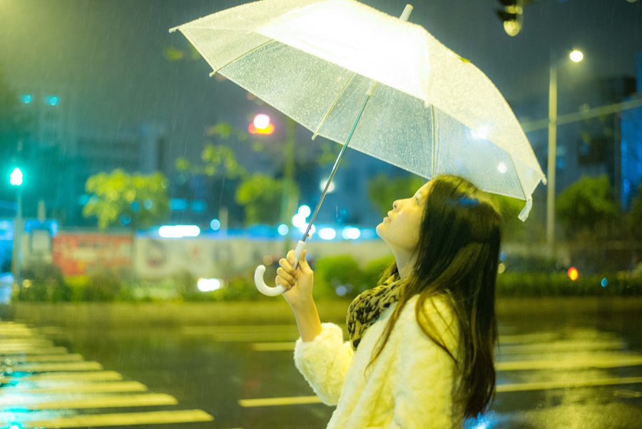 雨中散步图片