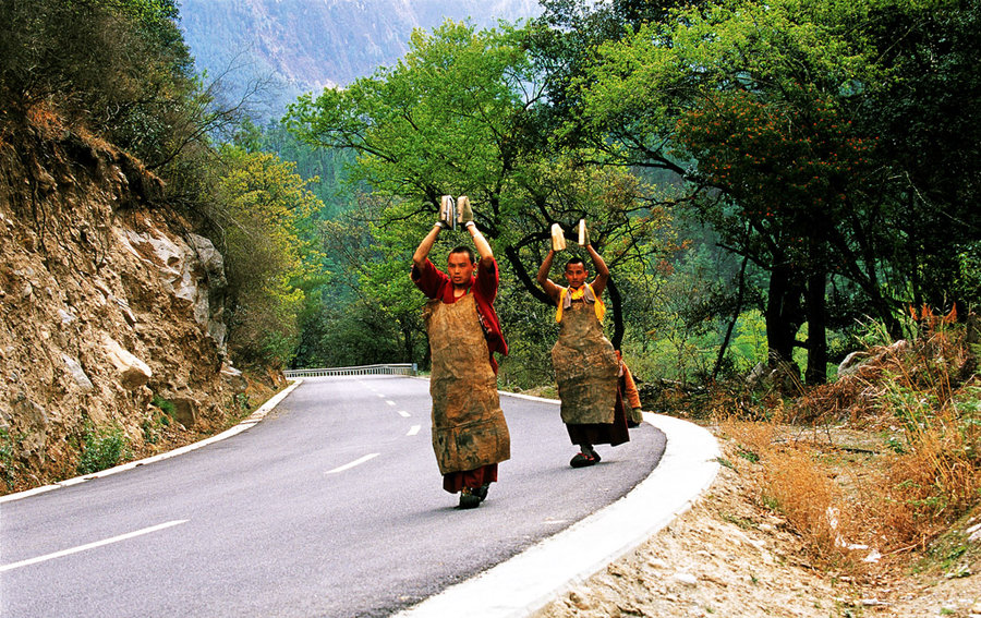 【走进西藏(13)--路遇朝圣者摄影图片】西藏纪