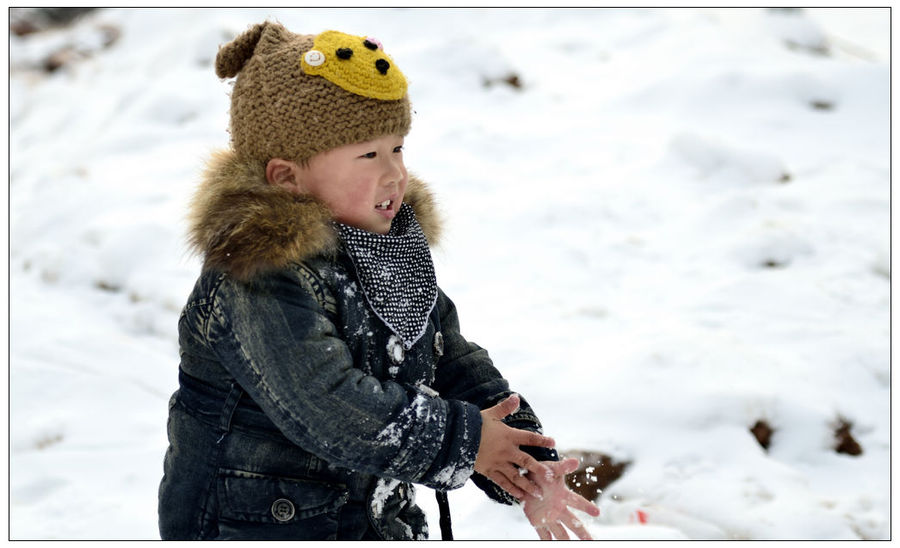 玩雪的小孩