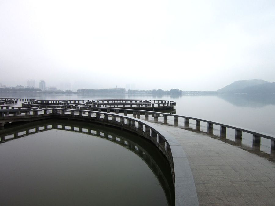 雨中散步磁湖南岸