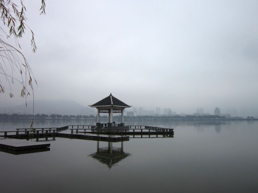 雨中散步磁湖南岸