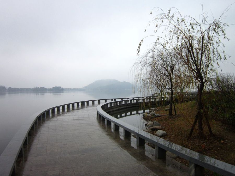 雨中散步磁湖南岸