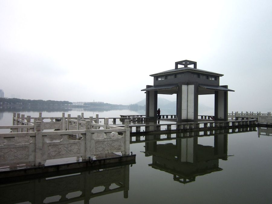 雨中散步磁湖南岸