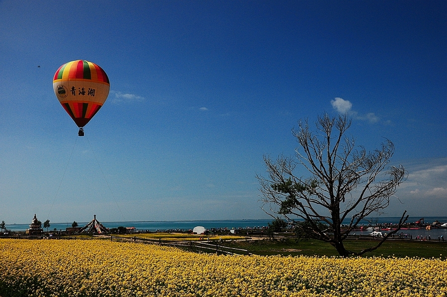【热气球飞临青海湖摄影图片】青海风光旅游摄