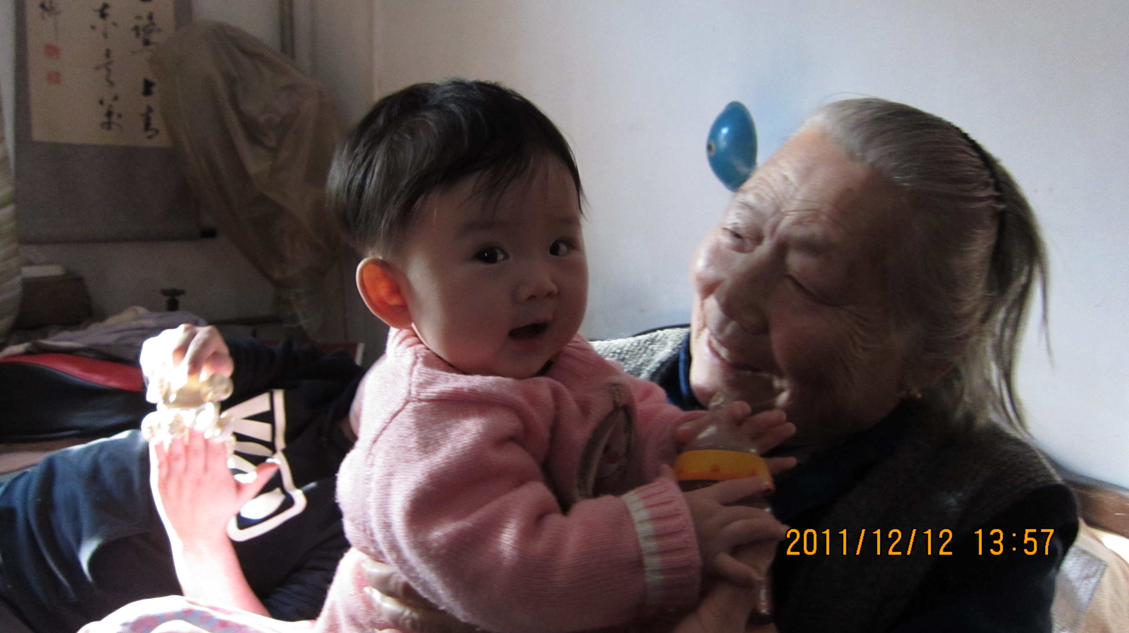 农村80岁老人照顾100岁妈妈，他说在母亲面前自己永远是孩子|老奶奶|大爷|老人_新浪新闻