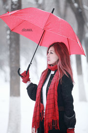 【雪中的红雨伞摄影图片】北京奥森公园人像摄