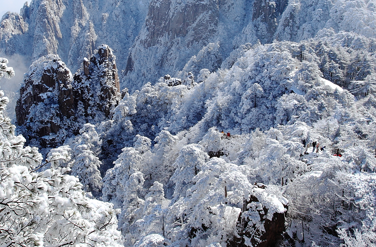 黄山风景区迎来今冬首场降雪