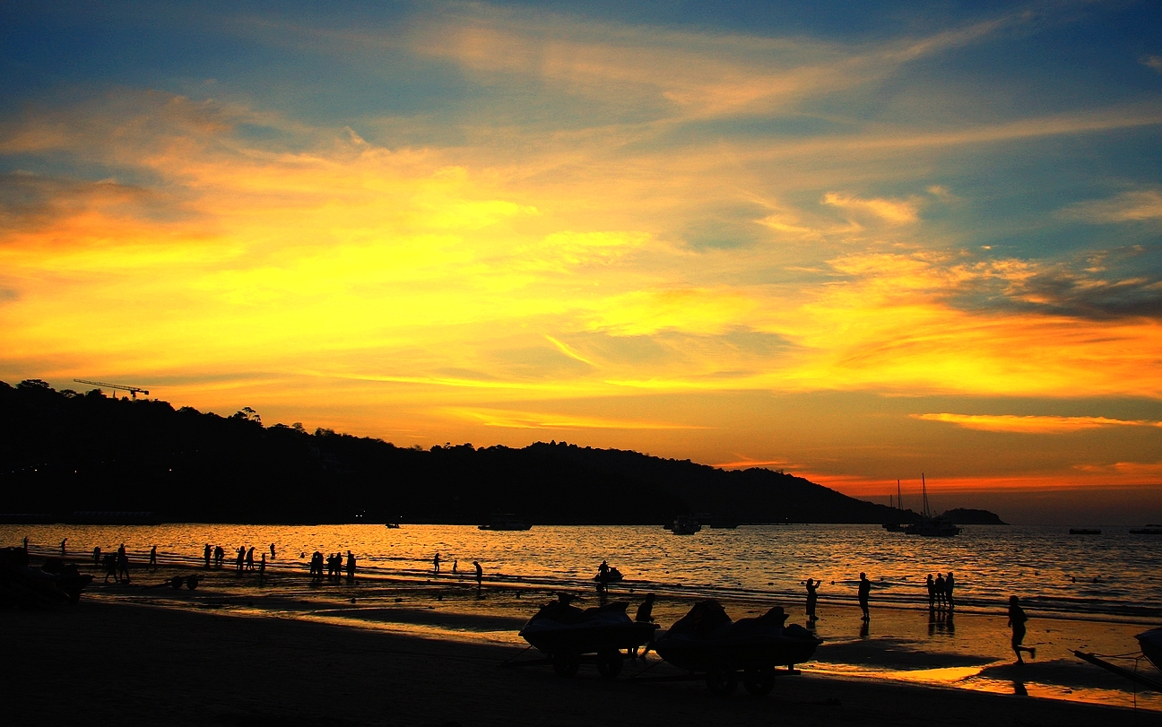 晚霞中的芭东海滩(普吉岛,patong,phuket)