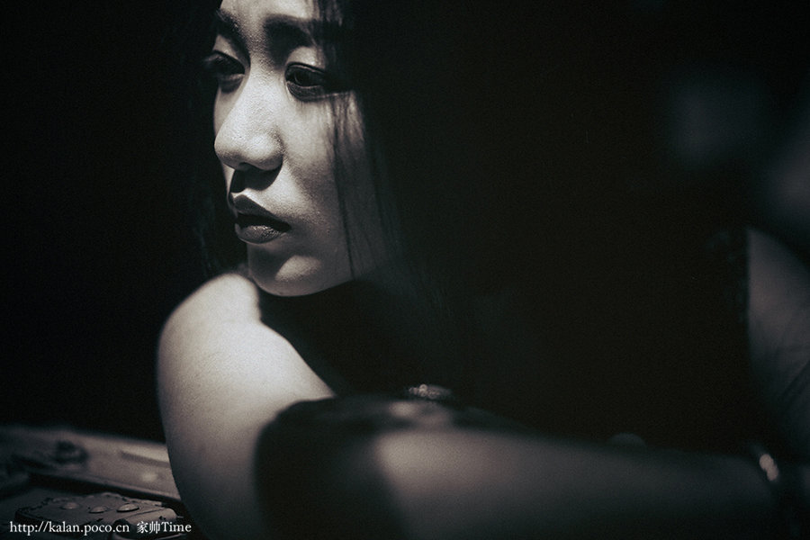 抽烟的女子