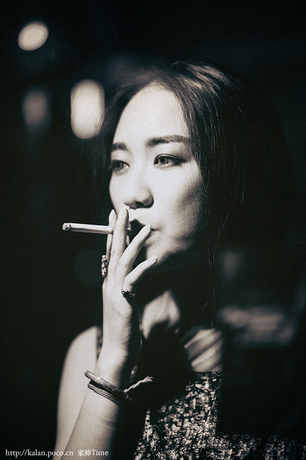 【女子吸烟的图片】