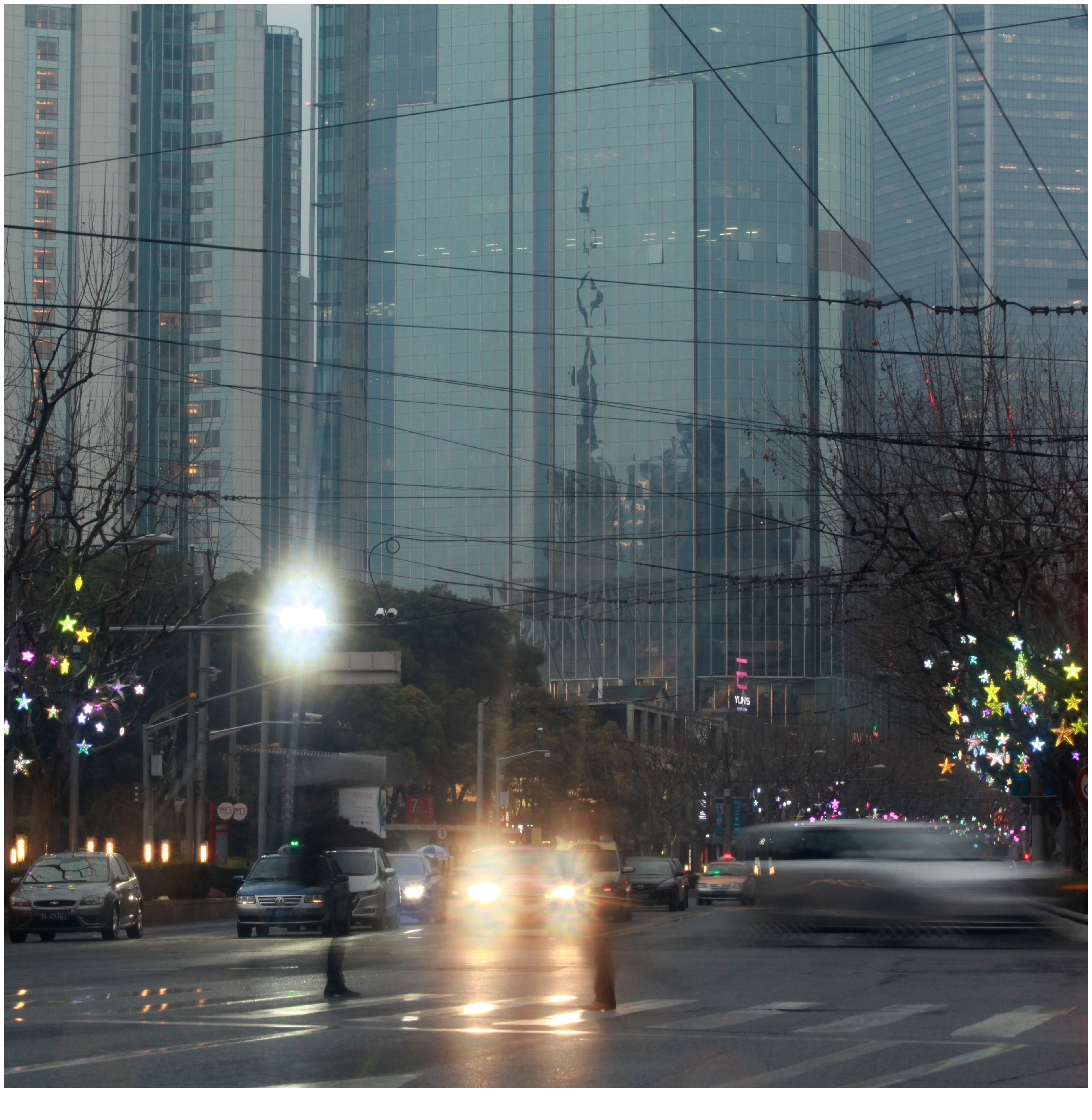 雨天行驶在路上