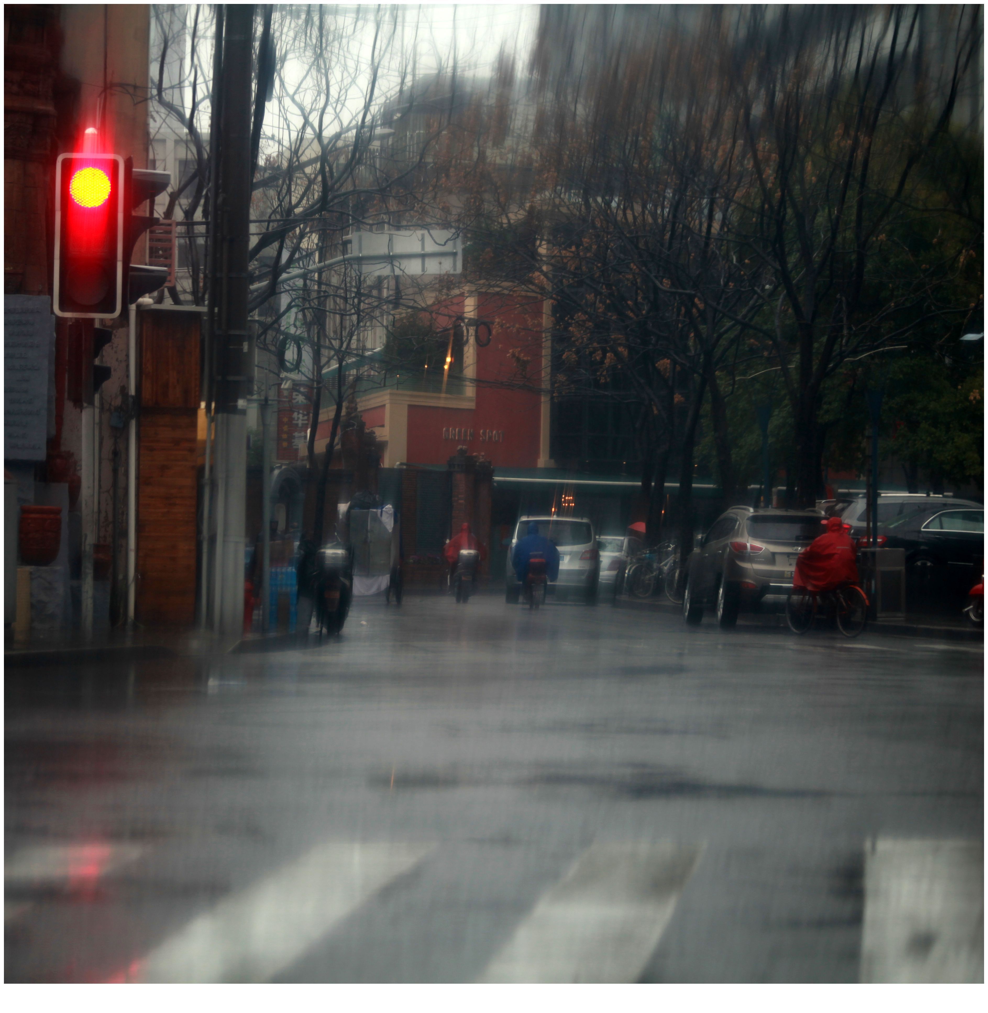 雨天行驶在路上