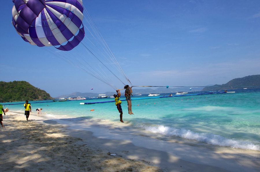 【泰国珊瑚岛:水上跳伞摄影图片】泰国珊瑚岛