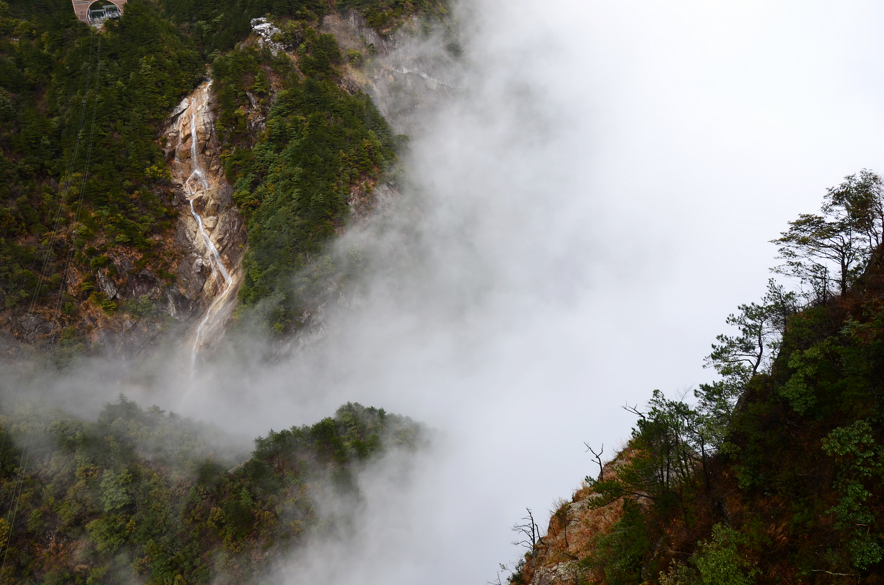 雾绕明月山