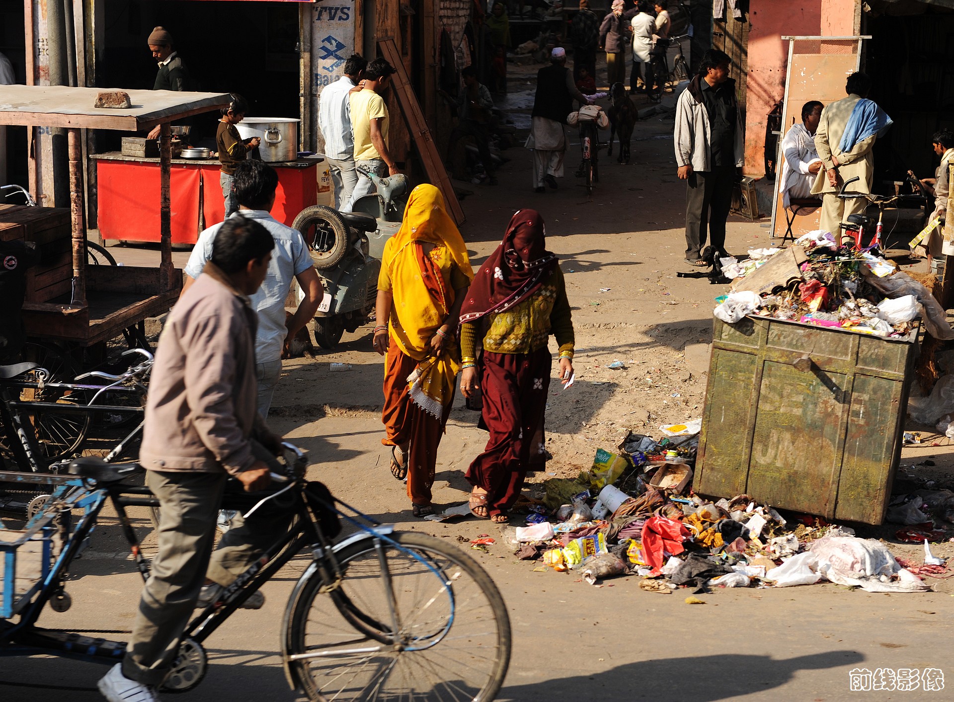 印度首都新德里拥挤的街道高清摄影大图-千库网