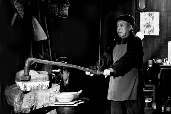 【磨豆腐的老人摄影图片】桂林大圩古镇纪实摄影_太平洋电脑网摄影部落