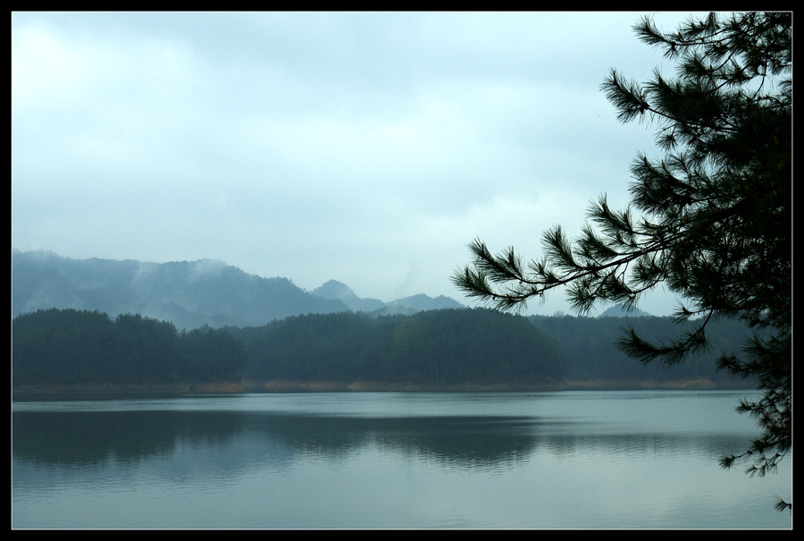 雨雾蒙蒙红寺湖