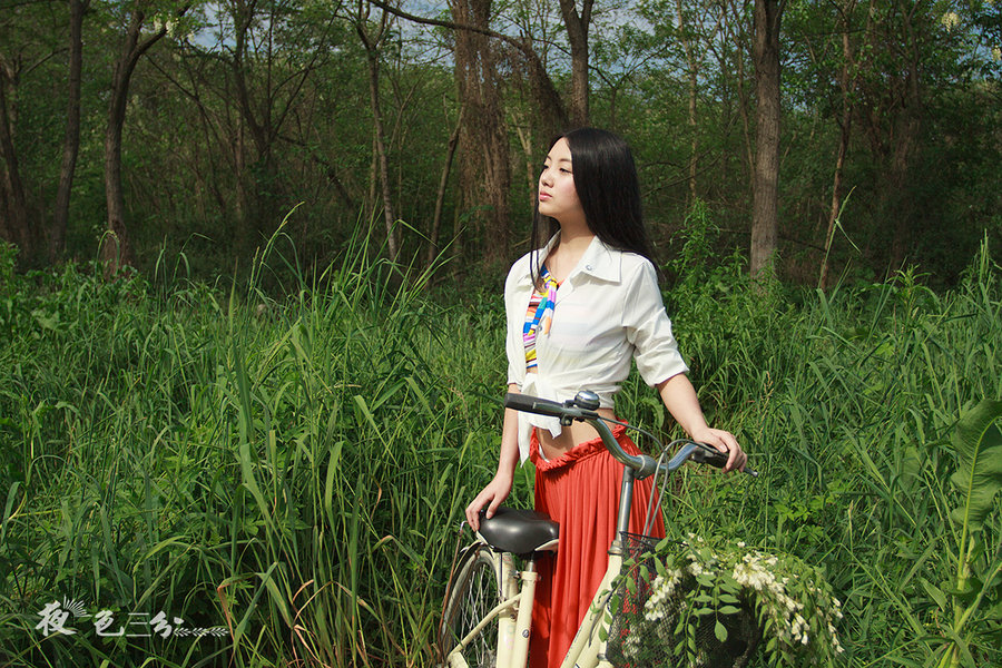 【槐花飘香里的单车女孩摄影图片】剑南春公园