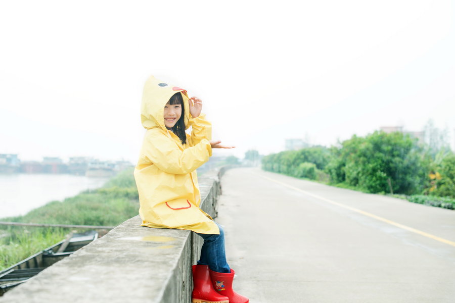 【穿着黄色小鸭雨衣的小萝莉。摄影图片】生活