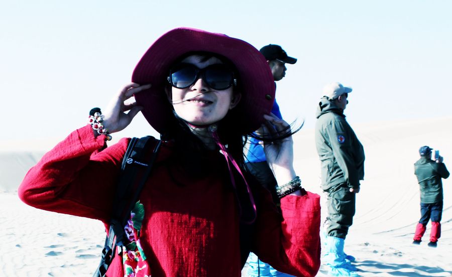 【沙漠中的阳光女孩摄影图片】内蒙古库伦旗塔