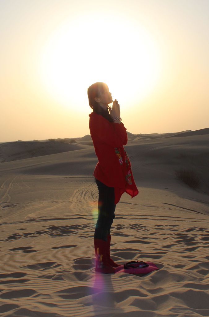 【沙漠中的阳光女孩摄影图片】内蒙古库伦旗塔