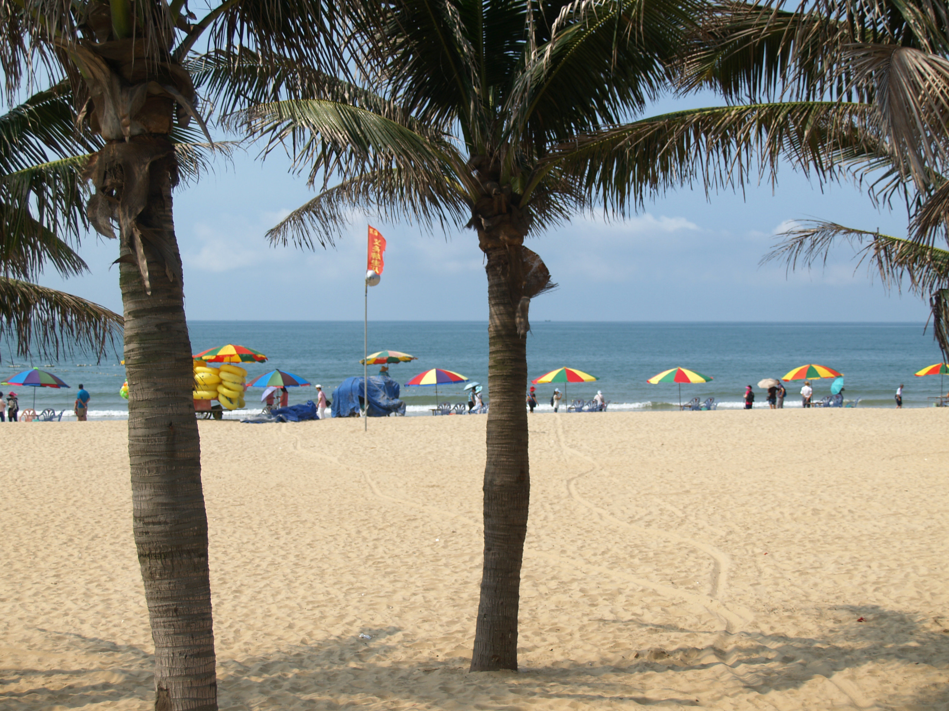 2023中国第一滩旅游度假区游玩攻略,沿沙滩外侧是连续不断宽达800...【去哪儿攻略】