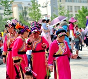 多彩多姿的羌族女性服饰