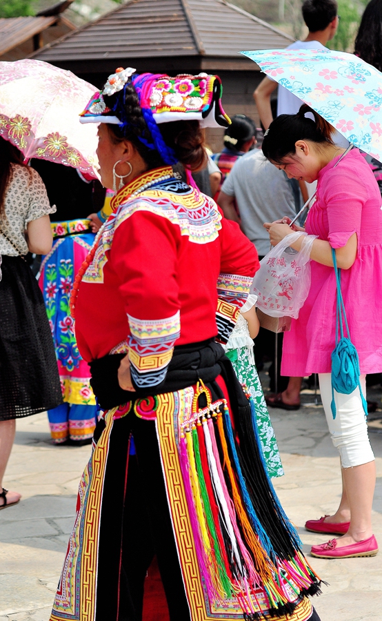 多彩多姿的羌族女性服饰