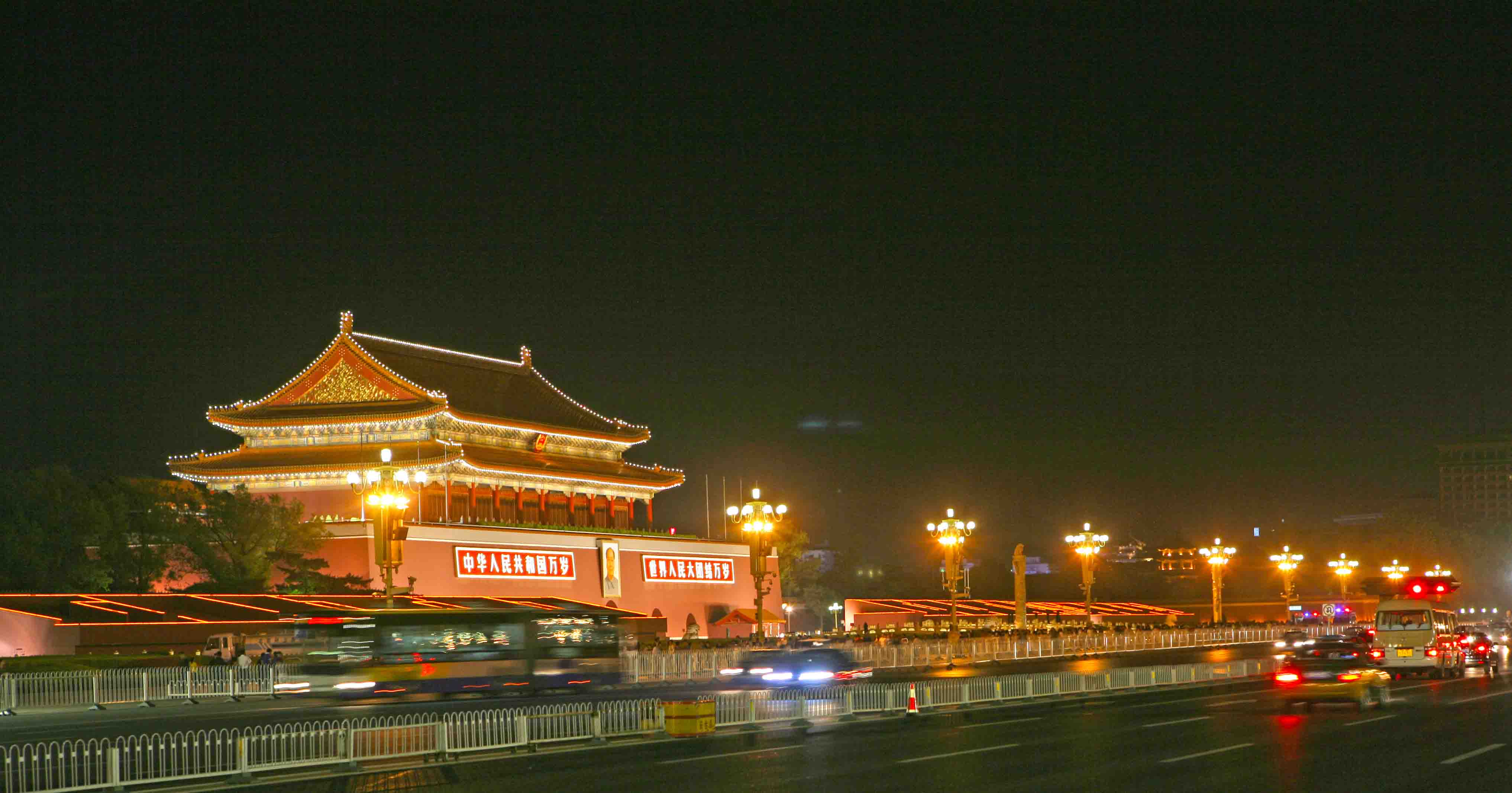 北京颐和园昆明湖上的十七孔桥，中国 (© Jia Wang/Getty Images)