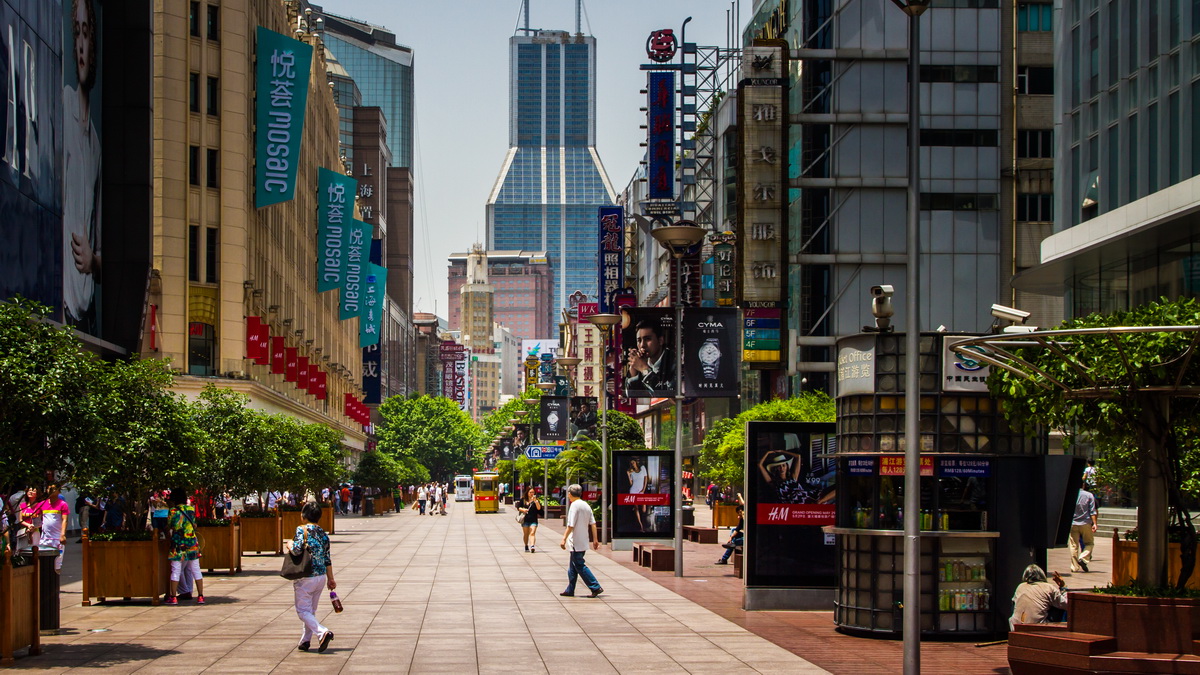 南京东路步行街-生活中的反差